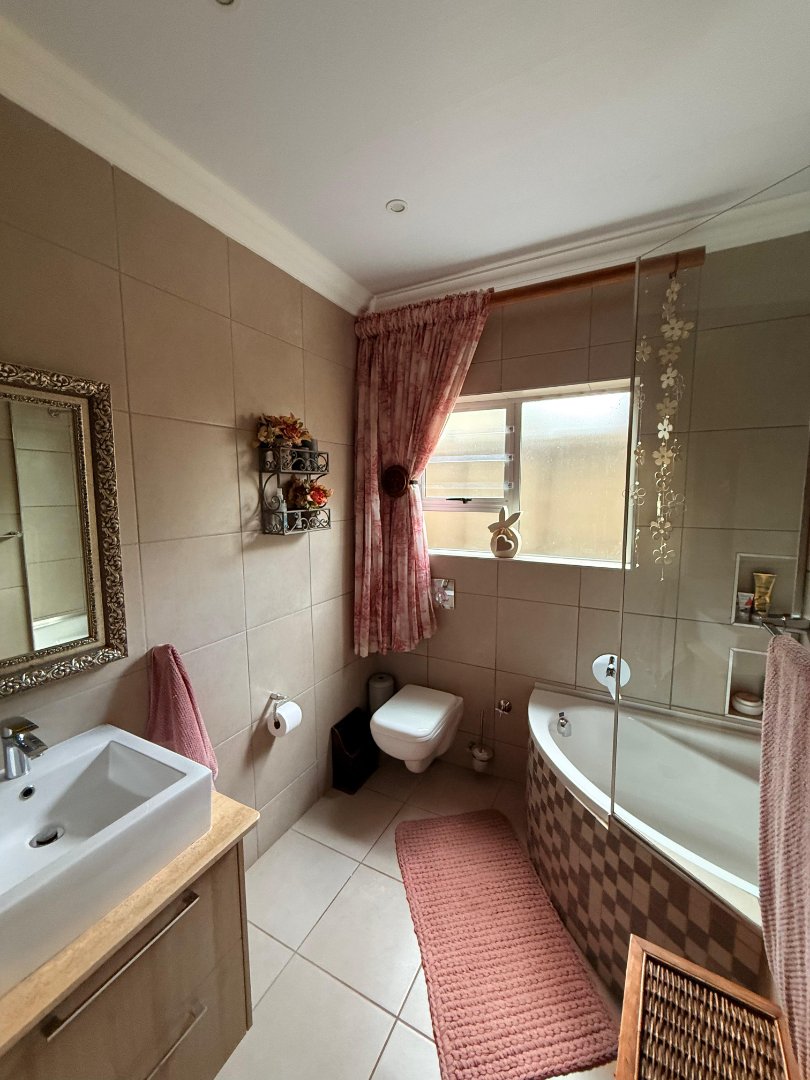 5 Bedroom Property for Sale in Doringkruin North West